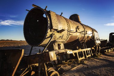 Uyuni, Bolivya - Ocak 2020: Uyuni 'deki tren mezarlığı, eski paslı trenler, gün batımında demiryolu müzesi, Uyuni, Bolivya