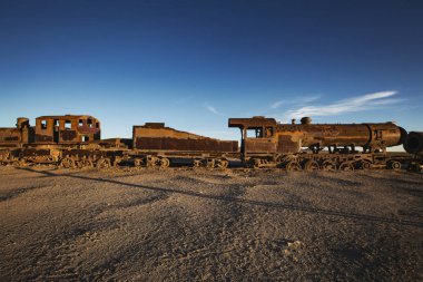 Uyuni, Bolivya - Ocak 2020: Uyuni 'deki tren mezarlığı, eski paslı trenler, gün batımında demiryolu müzesi, Uyuni, Bolivya
