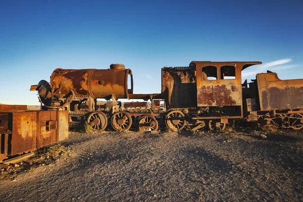 Uyuni, Bolivya - Ocak 2020: Uyuni 'deki tren mezarlığı, eski paslı trenler, gün batımında demiryolu müzesi, Uyuni, Bolivya