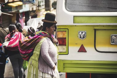 La Paz, Bolivya - Ocak 2020: Bolivya 'nın La Paz şehrinde geleneksel elbise (Chilitas) giyen Bolivyalı kadın. Bolivya halkı.