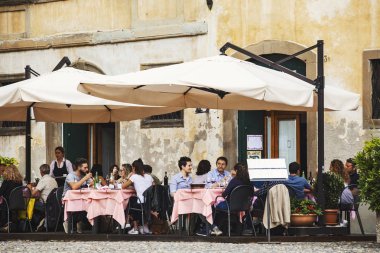 BERGAMO, İtalya - Haziran 2019: Bergamo, İtalya 'da geleneksel İtalyan restoranı