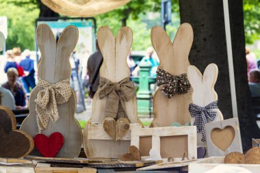 Paskalya için geleneksel ahşap hediyeler, Sevgililer Günü. Bergman, İtalya 'da el işi pazarında tahta kalpli tahta tavşanlar.