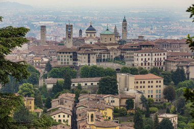İtalya 'nın Bergamo kentindeki Citta Alta (Yukarı kasaba) hava manzarası
