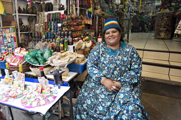 Боливийская Женщина Традиционном Платье Cholitas Рынке Ведьм Mercado Las Brujas — стоковое фото