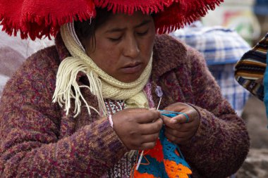 CUSCO, PERU - Ocak 2020: Cusco, Peru 'da geleneksel Keçua kıyafetleri giymiş Perulu kadın 