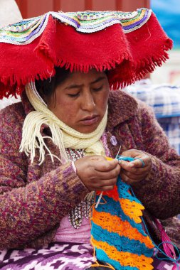 CUSCO, PERU - Ocak 2020: Cusco, Peru 'da geleneksel Keçua kıyafetleri giymiş Perulu kadın 