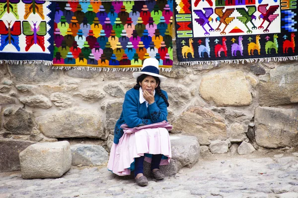 Ольянтайтамбо Перу Январь 2020 Перуанская Женщина Традиционно Одета Рынке Ольянтайтамбо — стоковое фото