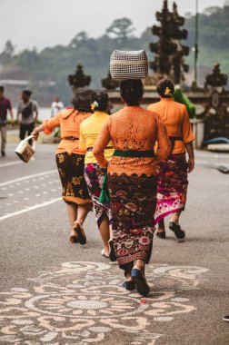 Bali halkı, Endonezya, Bali tapınağındaki tanrılara adak taşıyan bir sepet taşıyor.