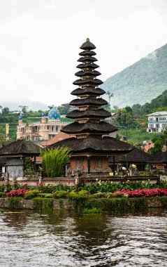  Endonezya, Bali 'de bulutlu bir günde Beratan Su Tapınağı' nda Pagoda 