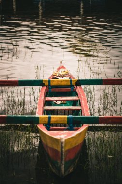 Ulun Danu Beratan Tapınağı yakınlarındaki renkli tekneler, Bali, Endonezya