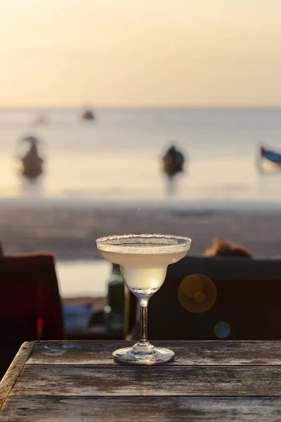 Nahaufnahme Eines Kalten Leckeren Margarita Cocktails Bei Sonnenuntergang — Stockfoto