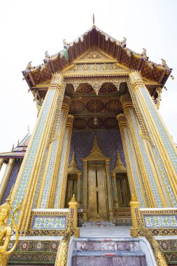 Bangkok, Tayland 'daki Büyük Kraliyet Sarayı' nın Budist tapınağında mimari detaylar
