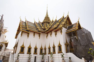 Bangkok, Tayland 'daki Büyük Kraliyet Sarayı' nın Budist tapınağında mimari detaylar