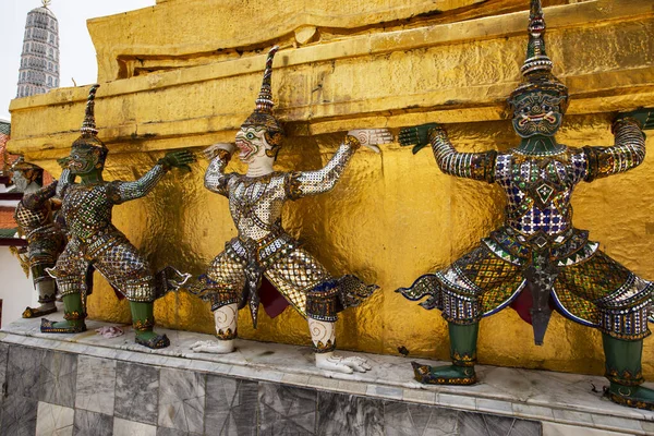 Aranybuddhista Templom Démoni Őrzőkkel Bangkokban Thaiföldön — Stock Fotó