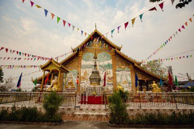 Gün doğumunda Budist Wat Chomkao Manilat Tapınağı, Huay Xai, Laos