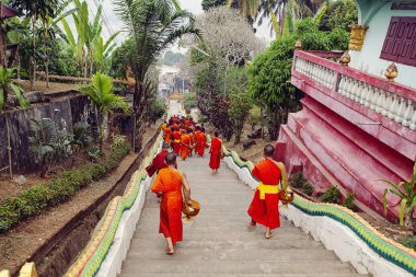Huay Xai, Laos - Mart 2019: Wat Chomkao Manilat Tapınağı 'nda Budist rahipler sabah ayini, Laos
