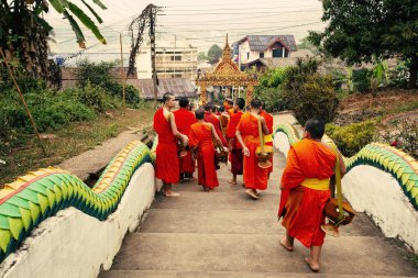 Huay Xai, Laos - Mart 2019: Wat Chomkao Manilat Tapınağı 'nda Budist rahipler sabah ayini, Laos