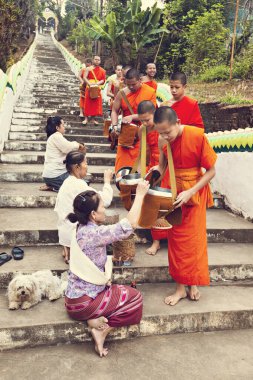 Huay Xai, Laos - Mart 2019: Wat Chomkao Manilat Tapınağı 'nda Budist rahipler sabah ayini, Laos