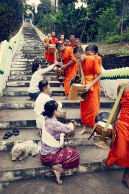 Huay Xai, Laos - Mart 2019: Wat Chomkao Manilat Tapınağı 'nda Budist rahipler sabah ayini, Laos