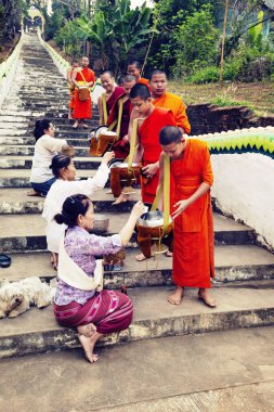 Huay Xai, Laos - Mart 2019: Wat Chomkao Manilat Tapınağı 'nda Budist rahipler sabah ayini, Laos