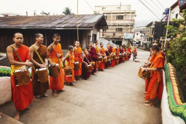 Huay Xai, Laos - Mart 2019: Wat Chomkao Manilat Tapınağı 'nda Budist rahipler sabah ayini, Laos