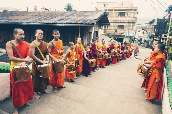 Huay Xai Laos Marzo 2019 Rituales Matutinos Monjes Budistas Templo — Foto de Stock