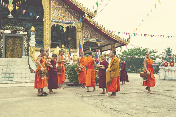 Huay Xai Laos März 2019 Morgenrituale Buddhistischer Mönche Tempel Wat — Stockfoto