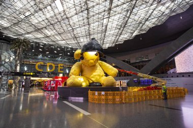 DOHA, Katar - Şubat 2020: Doha Uluslararası Havalimanı 'ndaki dev oyuncak ayı, Katar
