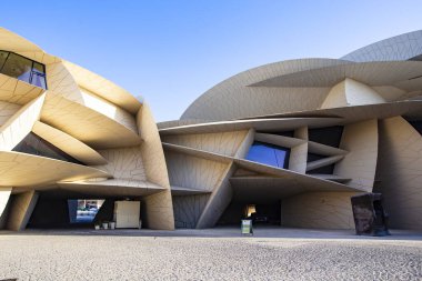 DOHA, Katar - Şubat 2020: Ulusal MÜSEUM Katar 'ın modern binası, Doha, Katar