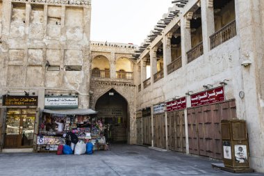 DOHA, Katar - Şubat 2020: Geleneksel Ortadoğu pazarı Souq Waqif, Katar 'ın Doha kentinde ticaret pavyonları