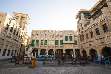 DOHA, Katar - Şubat 2020: Geleneksel Ortadoğu pazarı Souq Waqif, Katar 'ın Doha kentinde ticaret pavyonları