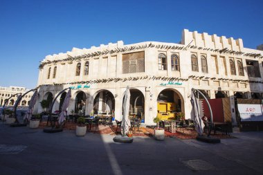 DOHA, Katar - Şubat 2020: Geleneksel Ortadoğu pazarı Souq Waqif, Katar 'ın Doha kentinde ticaret pavyonları