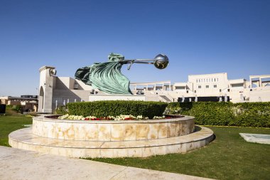 Katar 'ın Doha kentindeki Katara Kültür Köyü' nde Doğa Gücü heykeli