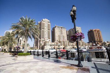 DOHA, Katar - Şubat 2020: Doha 'daki İnci-Katar. Katar 'ın Doha kentindeki yapay adaya dayalı lüks bir bölge.