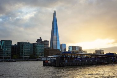 Gün batımında Londra silueti. Çömlek ayrıca Glass Çömleği, Çömlek Londra Köprüsü, İngiltere olarak da bilinir.