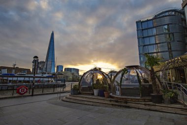 Gün batımında Londra silueti. Çömlek ayrıca Glass Çömleği, Çömlek Londra Köprüsü, İngiltere olarak da bilinir.