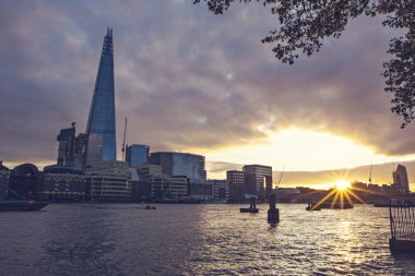 Gün batımında Londra silueti. Çömlek ayrıca Glass Çömleği, Çömlek Londra Köprüsü, İngiltere olarak da bilinir.
