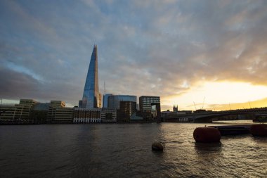 Gün batımında Londra silueti. Çömlek ayrıca Glass Çömleği, Çömlek Londra Köprüsü, İngiltere olarak da bilinir.