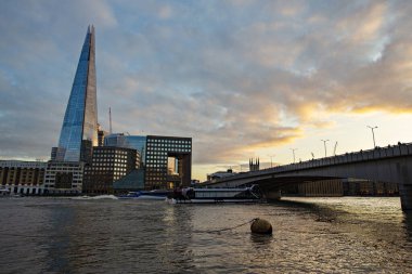 Gün batımında Londra silueti. Çömlek ayrıca Glass Çömleği, Çömlek Londra Köprüsü, İngiltere olarak da bilinir.