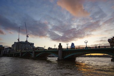 Günbatımında Londra 'da Thames Nehri üzerindeki Southwark Köprüsü, İngiltere