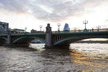Günbatımında Londra 'da Thames Nehri üzerindeki Southwark Köprüsü, İngiltere