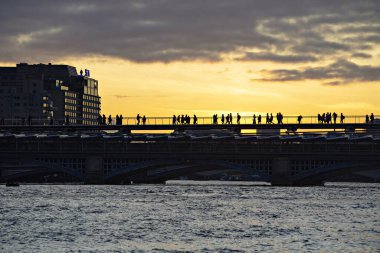 Londra 'da gün batımında Milenyum Köprüsü manzarası