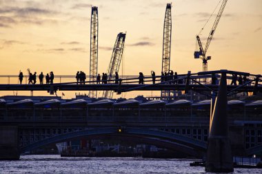Londra 'da gün batımında Milenyum Köprüsü manzarası