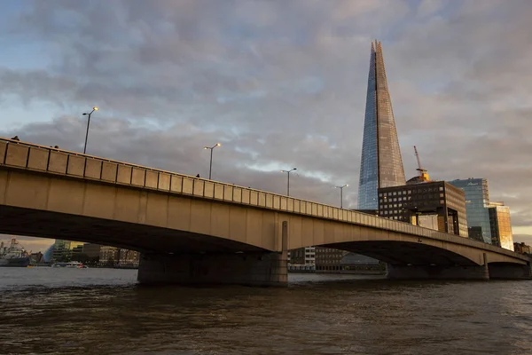 Gün batımında Londra silueti. Çömlek ayrıca Glass Çömleği, Çömlek Londra Köprüsü, İngiltere olarak da bilinir.