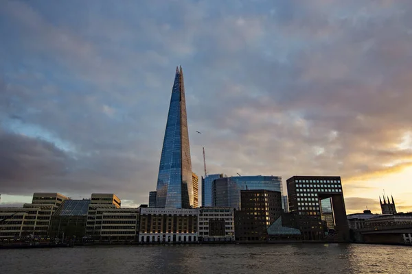 Gün batımında Londra silueti. Çömlek ayrıca Glass Çömleği, Çömlek Londra Köprüsü, İngiltere olarak da bilinir.