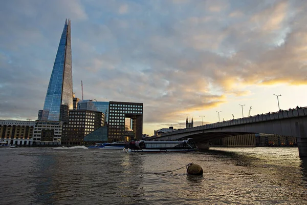 Gün batımında Londra silueti. Çömlek ayrıca Glass Çömleği, Çömlek Londra Köprüsü, İngiltere olarak da bilinir.