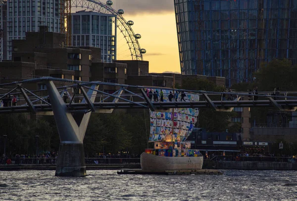 Millennium Bridge Kilátás Naplementekor Londonban — Stock Fotó