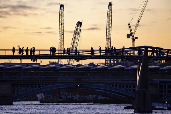 Londra 'da gün batımında Milenyum Köprüsü manzarası