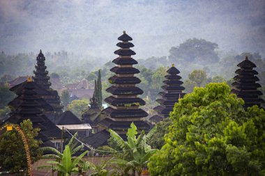 BALI, INDONESIA - Şubat 2020: Manastır kompleksi Pura Besakih Tapınağı, geleneksel Bali mimarisi, Bali, Endonezya