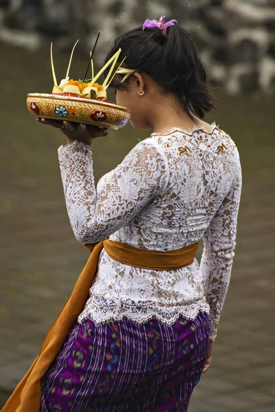 巴厘岛乌布德 传统上 巴厘女人穿着传统的衣服 带着祭品到寺庙参加晨礼 — 图库照片